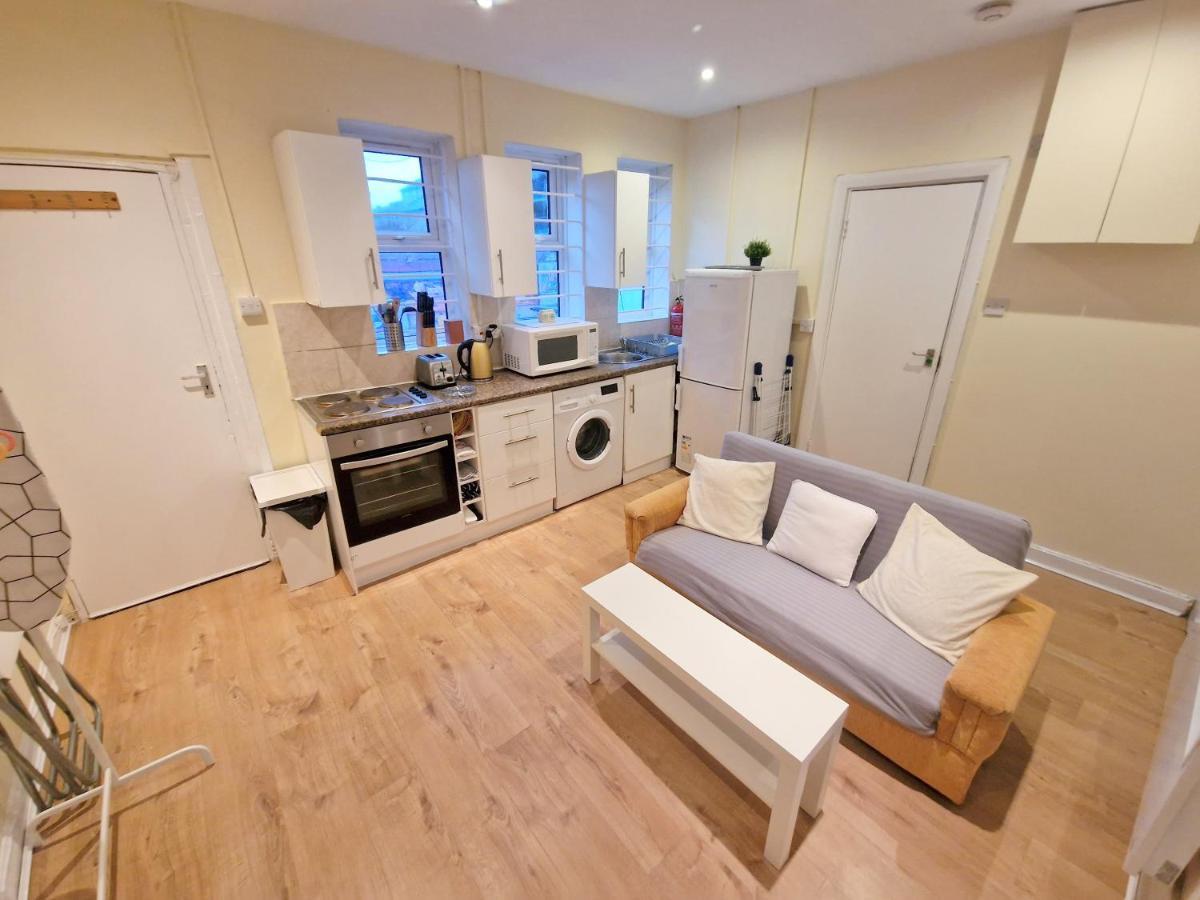 Super Studio With Two Bedrooms - Five Minutes From The Station! Londyn Zewnętrze zdjęcie